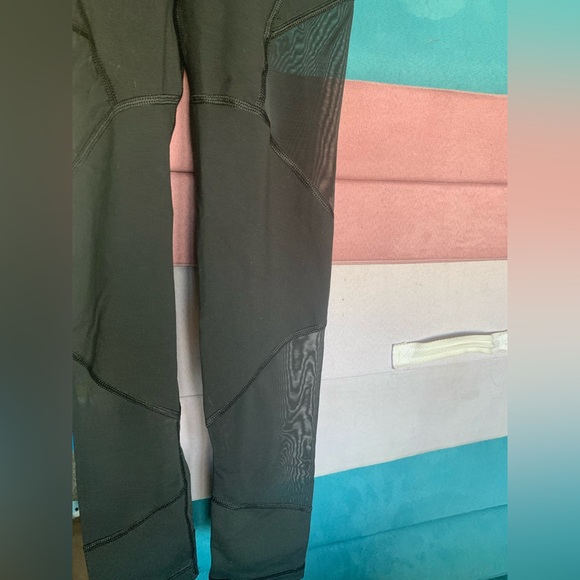 NWT Victoria’s Secret knockout leggings in size small. Color is black - Picture 2 of 5